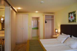 Отель Hotel Gergana Албена Двухместный номер с 1 кроватью или 2 отдельными кроватями и видом на море-3