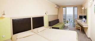 Отель Hotel Gergana Албена Двухместный номер с 1 кроватью или 2 отдельными кроватями и видом на море-1